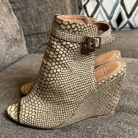 Joie Windsor Wedge Sandal
Snake-embossed leather textures Size 8.5 - Picture 3 of 15